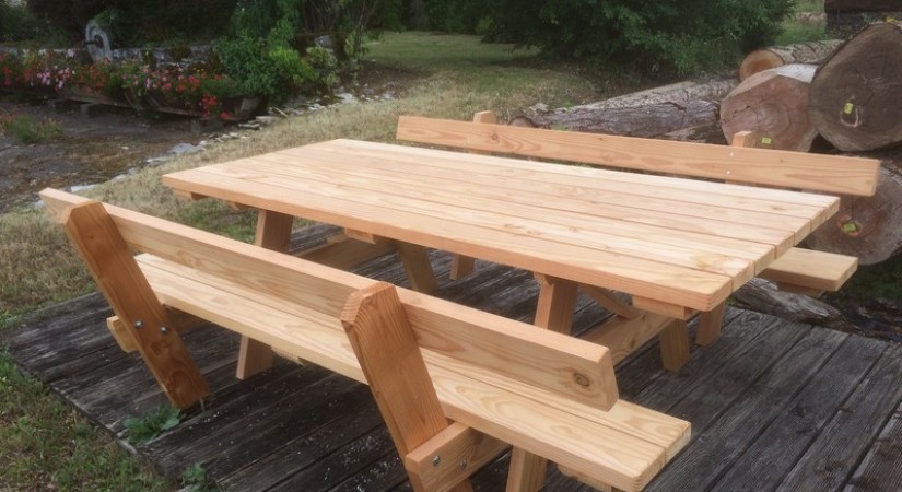 Nouveauté: table en douglas avec bancs et dossiers intégrés