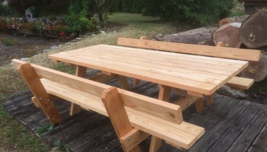 Nouveauté: table en douglas avec bancs et dossiers intégrés